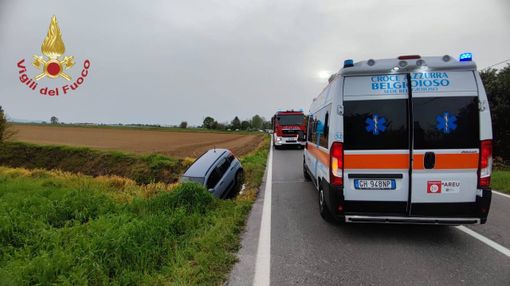 Albuzzano: auto fuori strada sulla provinciale 35, soccorsi due giovani