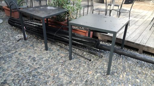 - (FOTO)- Vigevano: raid vandalico, bruciati ombrelloni in piazza Ducale
