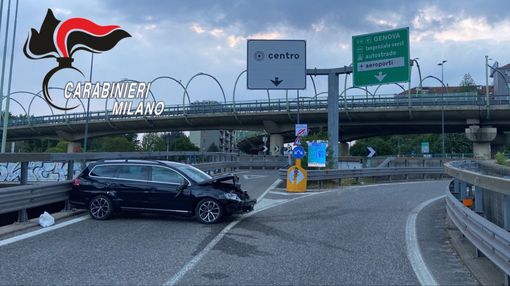 Milano: inseguiti dai carabinieri, pusher fuggono in contromano sulla tangenziale Ovest e si schiantano contro il guard rail
