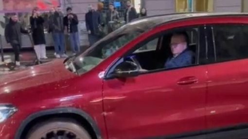 Massimo Boldi, macchina &quot;incastrata&quot; tra rotaie del tram a Milano