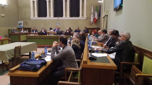 Vigevano, il consiglio: pareggio sull’Md, la maggioranza va sotto sulle mense