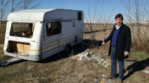 Vigevano, il tour del candidato Semplici per le discariche abusive
