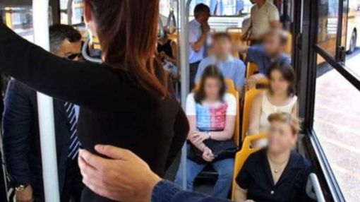 La denuncia: ragazza di 15 anni molestata sul pullman per Magenta, i Carabinieri indagano