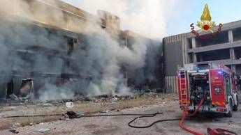 Roma, in fiamme edificio abbandonato a Tor Sapienza: dentro persone che lo occupavano