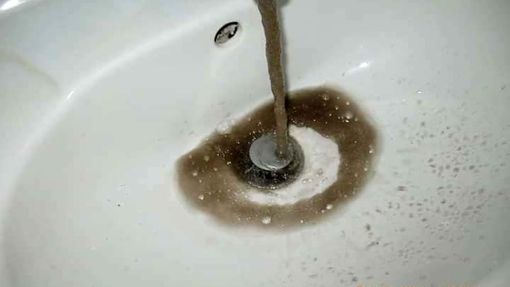 Pavia: acqua marrone dai rubinetti. I cittadini del Ticinello sono esasperati