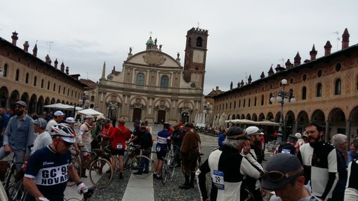 Vigevano: 300 appassionati ciclisti per la Ducale Ciclostorica Vigevano: 300 appassionati ciclisti per la Ducale Ciclostorica