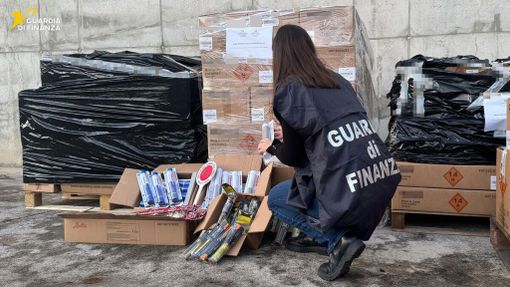 Sequestrate a Milano oltre 1,2 tonnellate di fuochi d'artificio illegali Sequestrate a Milano oltre 1,2 tonnellate di fuochi d'artificio illegali