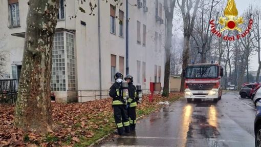 L'intervento dei vigili del fuoco all'ospedale Sacco di Milano