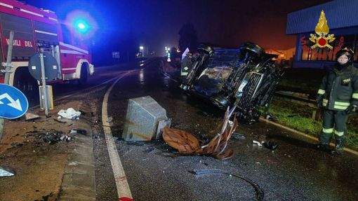 Oleggio, auto ribaltata davanti alla caserma dei carabinieri
