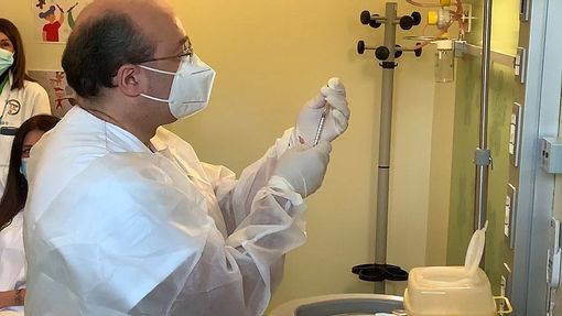 Covid, arriva in Italia il primo carico di vaccini Moderna Covid, arriva in Italia il primo carico di vaccini Moderna