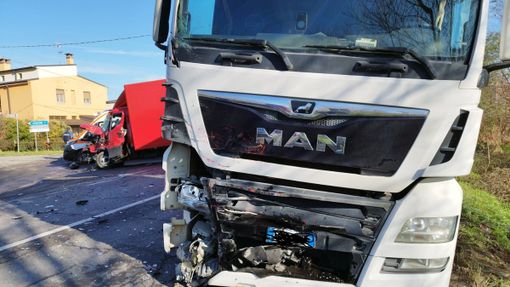 Pavese: scontro tra tir e furgone sulla provinciale 234, ferite due persone Pavese: scontro tra tir e furgone sulla provinciale 234, ferite due persone