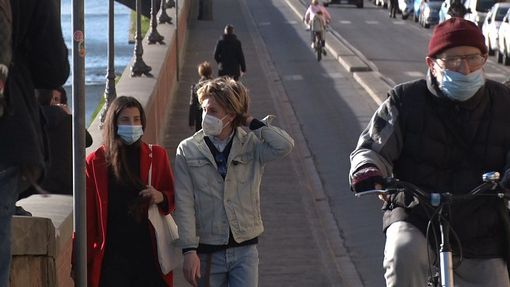 Varianti Covid, due metri di distanza, in quarantena anche i vaccinati