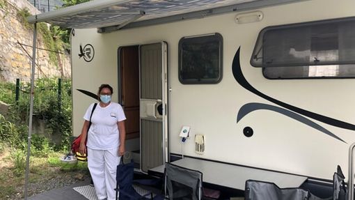 Bimba novarese curata in camper dal personale dell'Ospedale Gaslini di Genova Bimba novarese curata in camper dal personale dell'Ospedale Gaslini di Genova