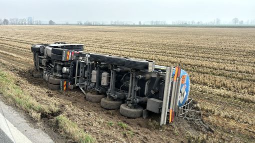 Lomello: autocisterna carica di acido si ribalta sulla statale 756, strada chiusa al traffico veicolare