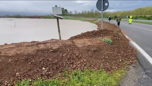 Maltempo in Lomellina: preoccupa il Sesia, strade e ponti chiusi. A Candia pronto un piano per evacuare la popolazione