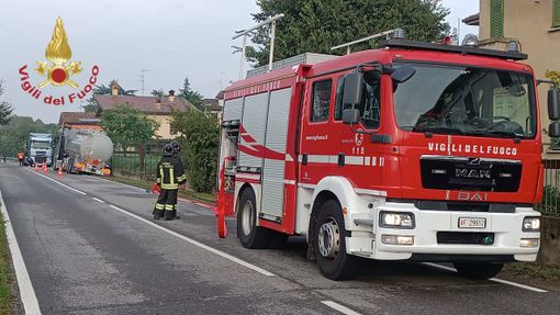 Zinasco, camion contenente sostanze infiammabili esce di strada, Vigili del fuoco in azione e circolazione interrotta per alcune ore Zinasco, camion contenente sostanze infiammabili esce di strada, Vigili del fuoco in azione e circolazione interrotta per alcune ore
