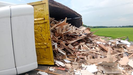 Ceretto: camion si ribalta sulla provinciale 26, strada chiusa per alcune ore. Feriti lievemente due 36enni
