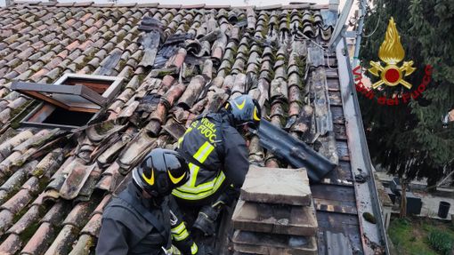 Certosa di Pavia: incendio su un tetto, i Vigili del fuoco limitano i danni Certosa di Pavia: incendio su un tetto, i Vigili del fuoco limitano i danni