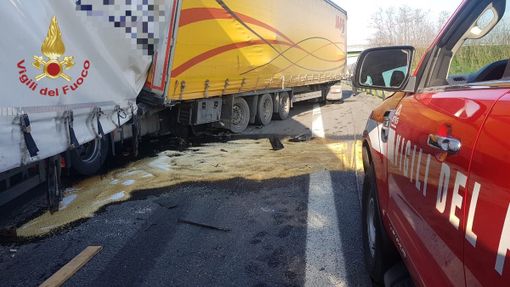Scontro tra camion sull'autostrada Torino-Piacenza, traffico in tilt Scontro tra camion sull'autostrada Torino-Piacenza, traffico in tilt