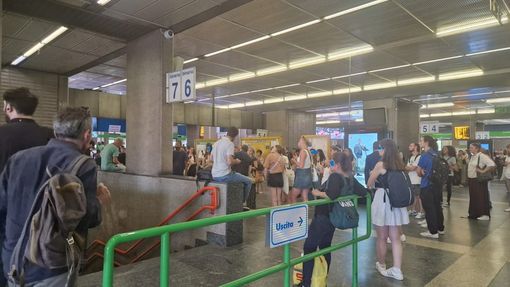 Tragedia alla stazione di Cesate: donna muore travolta da un treno, circolazione sospesa sulla Milano-Saronno