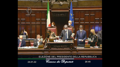 Quirinale, una valanga di schede bianche. Voti per Bossi, Giorgetti, Cartabia e Fagioli Quirinale, una valanga di schede bianche. Voti per Bossi, Giorgetti, Cartabia e Fagioli