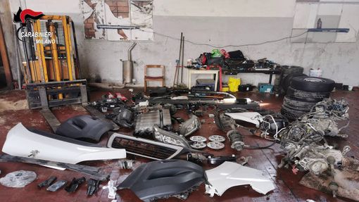 Furto e riciclaggio di veicoli di aziende del Milanese, arrestate due persone
