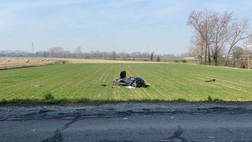 Sannazzaro: finisce in un campo con l'auto dopo aver urtato un furgone, grave 21enne