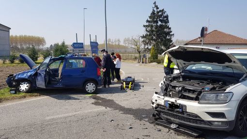 Robbio: scontro tra auto in via Matteotti, soccorse 5 persone