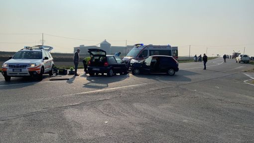 Breme: scontro tra auto all'incrocio, soccorsa in elicottero una 55enne Breme: scontro tra auto all'incrocio, soccorsa in elicottero una 55enne