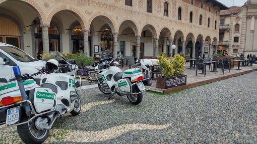 Vigevano: donna 61enne si dà fuoco in piazza Ducale, interviene un avventore Vigevano: donna 61enne si dà fuoco in piazza Ducale, interviene un avventore