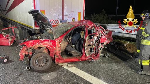 Scontro auto camion sulla A4 tra Marcallo/ Mesero e Arluno: persona incastrata liberata dai vigili del fuoco Scontro auto camion sulla A4 tra Marcallo/ Mesero e Arluno: persona incastrata liberata dai vigili del fuoco