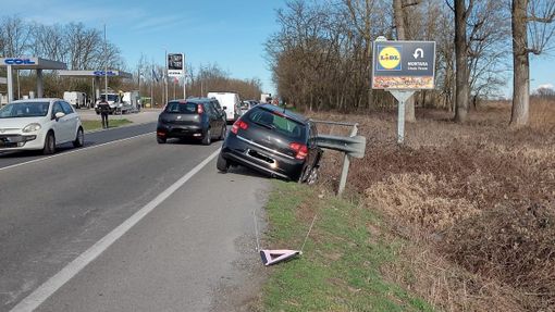 Mortara: esce di strada con l'auto sulla provinciale, 42enne trasportato in elicottero al San Matteo Mortara: esce di strada con l'auto sulla provinciale, 42enne trasportato in elicottero al San Matteo