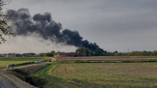 Incendio Ilga Gomme, Arpa: "I dati rilevati sono rassicuranti". Il comune toglie il divieto di consumare frutta e ortaggi coltivati nella zona