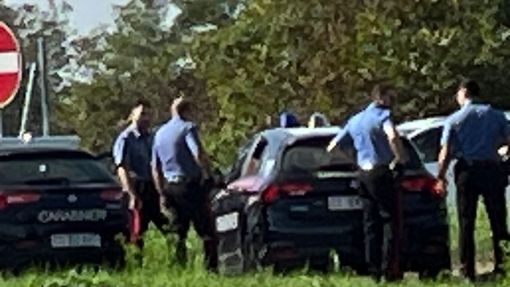 Inseguimento sulla Boffalora Malpensa termina a Magenta: auto finisce sulla rotonda, a bordo tre persone Inseguimento sulla Boffalora Malpensa termina a Magenta: auto finisce sulla rotonda, a bordo tre persone