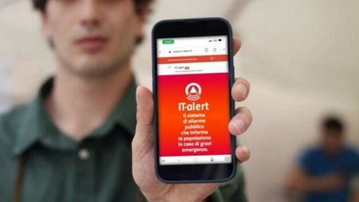 Ore 12, suonano i cellulari: effettuato il test IT-Alert in Lombardia Ore 12, suonano i cellulari: effettuato il test IT-Alert in Lombardia