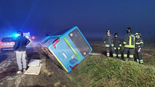 Torrevecchia Pia: pullman esce di strada e si ribalta, soccorse 12 persone, 3 trasportate al San Matteo
