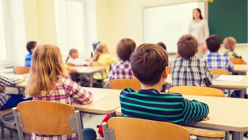 Cgil, Cisl e Uil Lombardia: «Non c'è chiarezza su modalità di adesione e prenotazione ai vaccini per il personale della scuola»