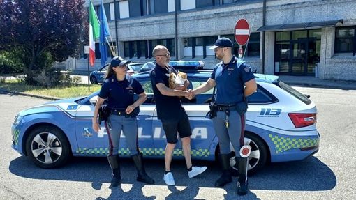 Il gatto Tom con gli agenti della Polstrada (foto Polizia)