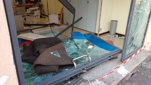 Vigevano: vetrina della filiale Compass di corso Cavour sfondata con un mezzo ariete. I malviventi fuggono trascinando via la cassaforte Vigevano: vetrina della filiale Compass di corso Cavour sfondata con un mezzo ariete. I malviventi fuggono trascinando via la cassaforte