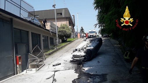 Sbaglia a posteggiare, sfonda la recinzione e vola in strada: paura a Mariano Comense Sbaglia a posteggiare, sfonda la recinzione e vola in strada: paura a Mariano Comense