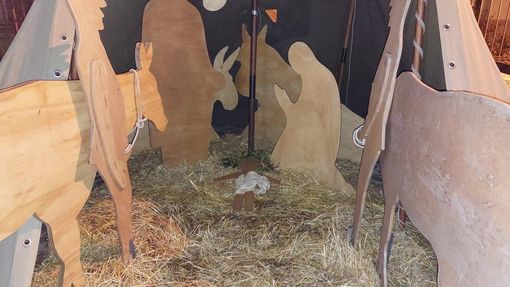 Il presepe in piazza San Giovanni con il Bambino e gli alpini
