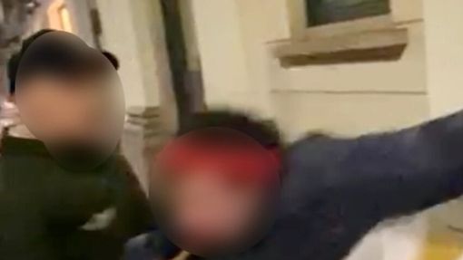 un momento dell'aggressione al giovane