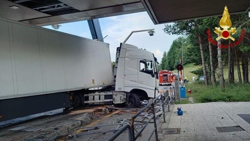 FOTO. Arona, camion sfonda un casello alla barriera autostradale