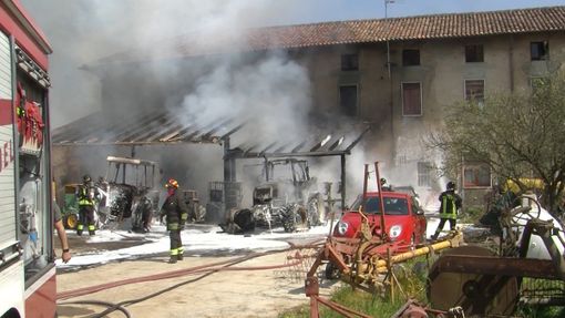 Cassolnovo: incendio in un cascinale, bruciati mezzi agricoli