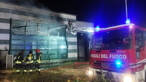 Pavese: incendio in un capannone tra Copiano e Villanterio, sul posto 5 squadre di Vigili del fuoco Pavese: incendio in un capannone tra Copiano e Villanterio, sul posto 5 squadre di Vigili del fuoco