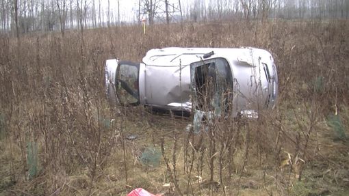 Parona: si ribaltano con l'auto sulla circonvallazione, ferite due persone Parona: si ribaltano con l'auto sulla circonvallazione, ferite due persone