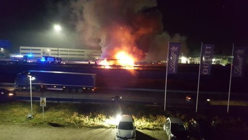 FOTO e VIDEO. Autobus divorato dalle fiamme sull'Autolaghi: soccorsi in azione e A8 chiusa in direzione Varese FOTO e VIDEO. Autobus divorato dalle fiamme sull'Autolaghi: soccorsi in azione e A8 chiusa in direzione Varese