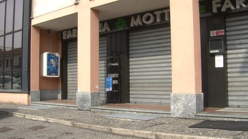 Vigevano: tentano la spaccata alla farmacia Motta, denunciate due persone Vigevano: tentano la spaccata alla farmacia Motta, denunciate due persone