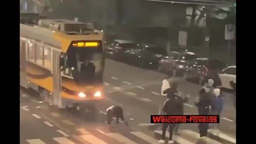 Milano: 15 giovani bloccano tram e lanciano sassi