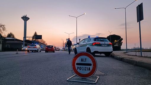 Trecate: colpisce con pugno e testata gli agenti della Polizia locale, arrestato per resistenza Trecate: colpisce con pugno e testata gli agenti della Polizia locale, arrestato per resistenza